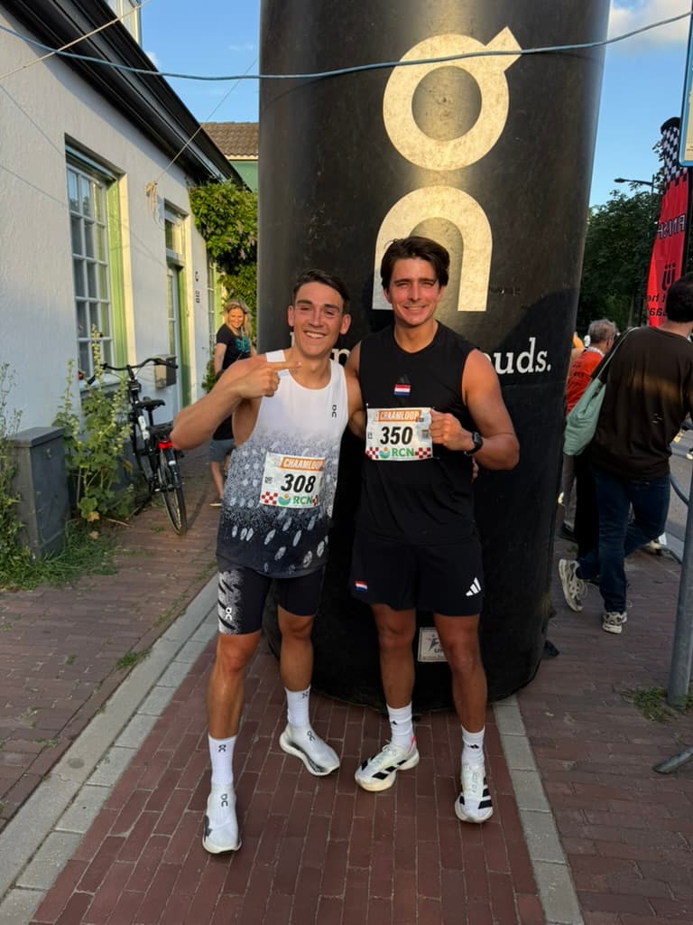 Dario met een andere hardloper na de Chaamloop